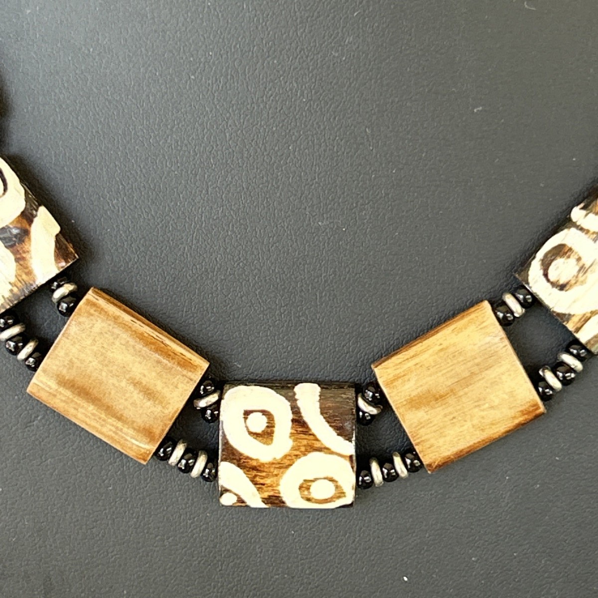 Vintage Unbranded Wood Acrylic Bead Choker Necklace White Brown Tan Chunky 18” View 3
