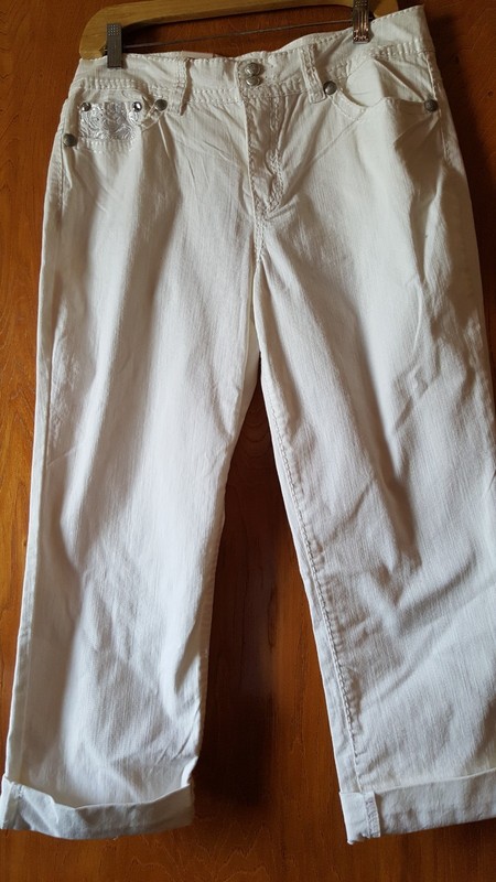 NWT Code Bleu Size 10 White Stretch Denim Embellished Mid-Rise Cuffed Capris