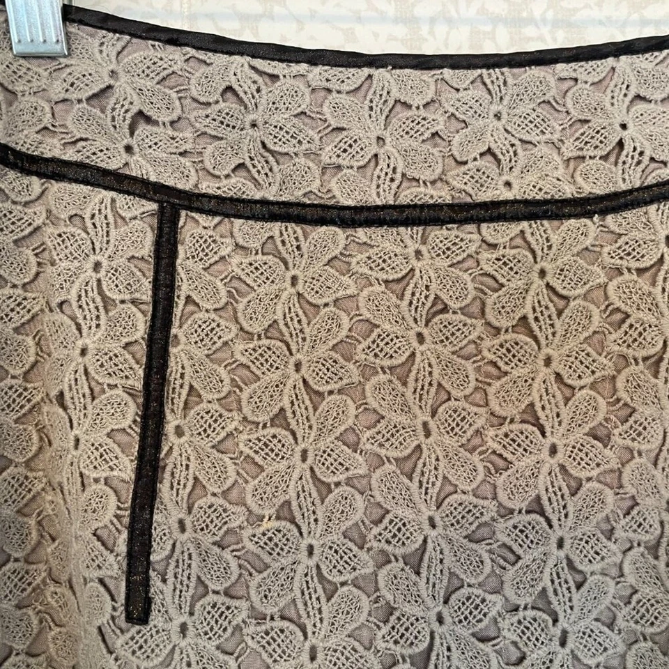 Yoana Baraschi Saia Lápis Cinza Renda Floral, Couro, Feminina, Coquete, 4 - Imagem 4 de 4