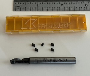 KENNAMETAL BORING BAR S04KBLPR03, INCLUDES (5) INSERTS / EXTRA CLAMP AS SHOWN.
