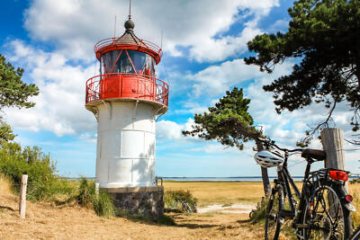 Wandbild: Leuchtturm Gellen und Fahrräder. Sonniger Sommertag. Hiddensee, [...]