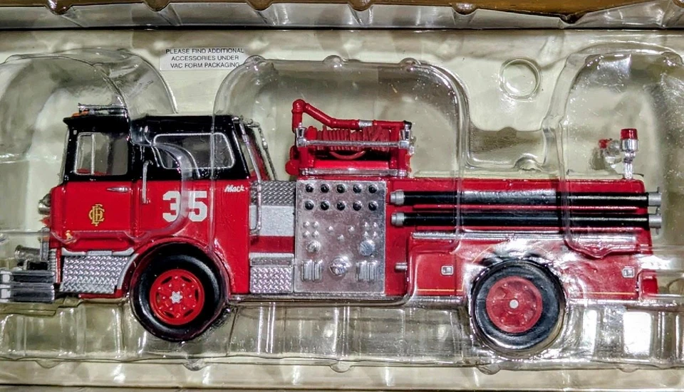 Corgi CHICAGO Mack CF Pumper Co. 35 con figuras #52007 Foto 2 de 2