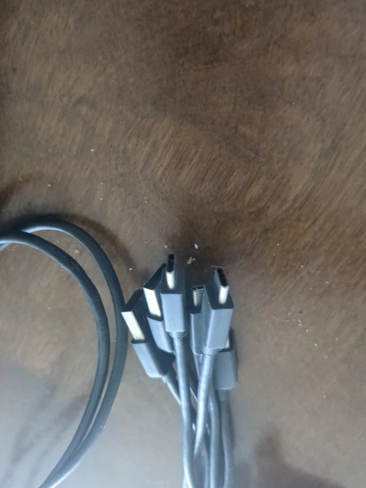 HTC Vive 3.0 Tracker + Straps + Dongles  - Image 4 of 4