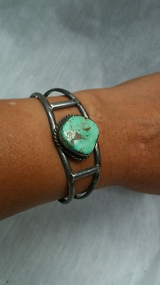 Nice small  Native American Navajo  sterling turquoise  cuff bracelet 