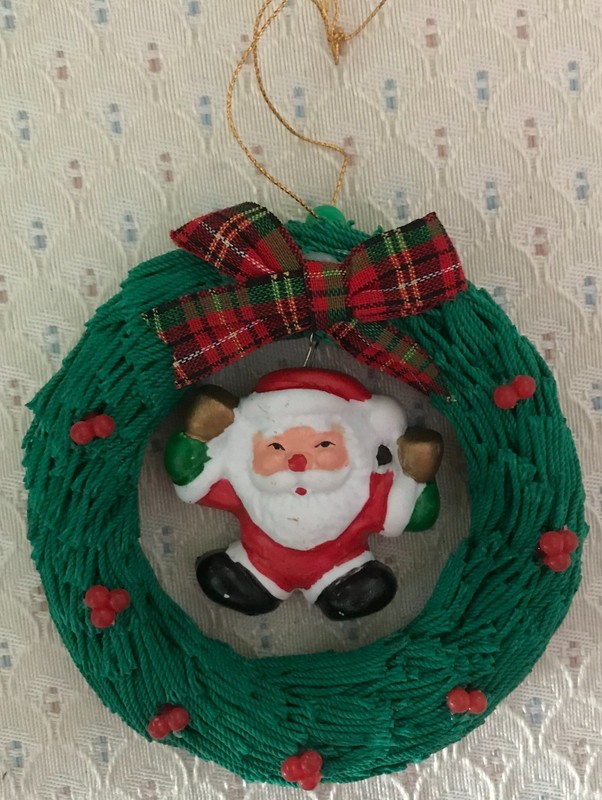 Fun World Vtg Ceramic & Rope Christmas Wreath Ornament w/Santa in the Center/Box