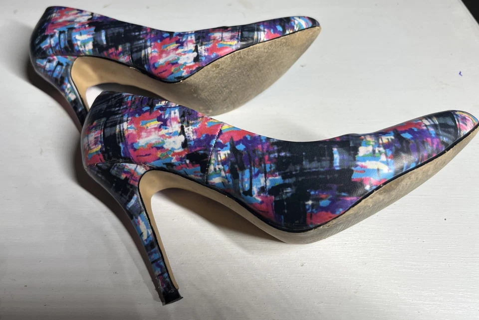 Zapatos de tacón de aguja Nicole Miller abstractos coloridos rosa negro gris azul talla 8M Foto 4 de 4