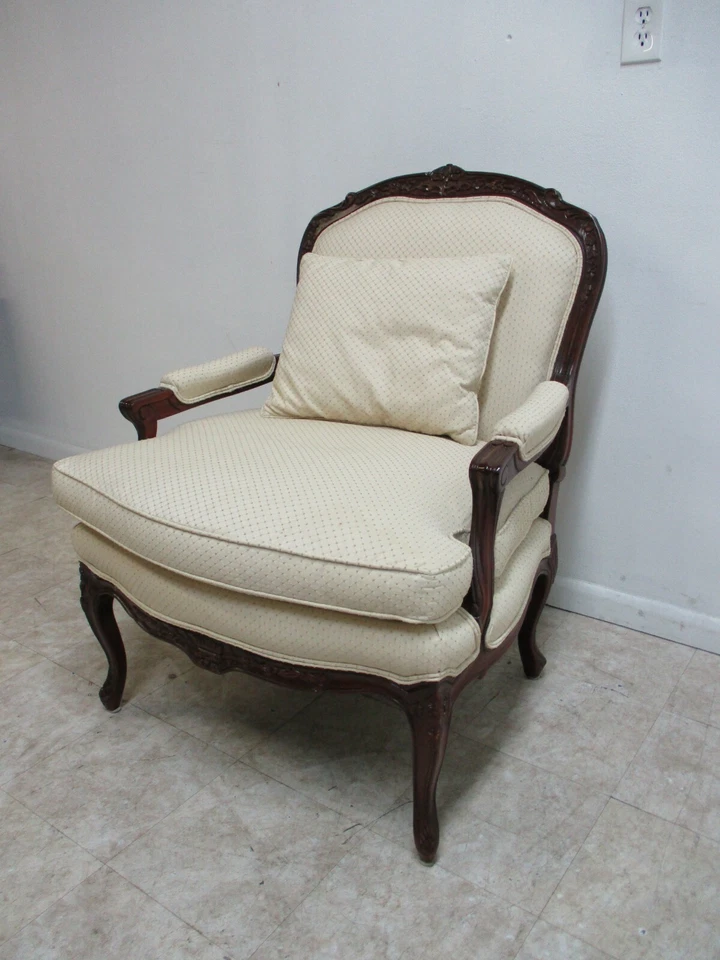 Hickory 白色法国乡村雕刻超大客厅扶手椅 B — 第 2/4 张图片