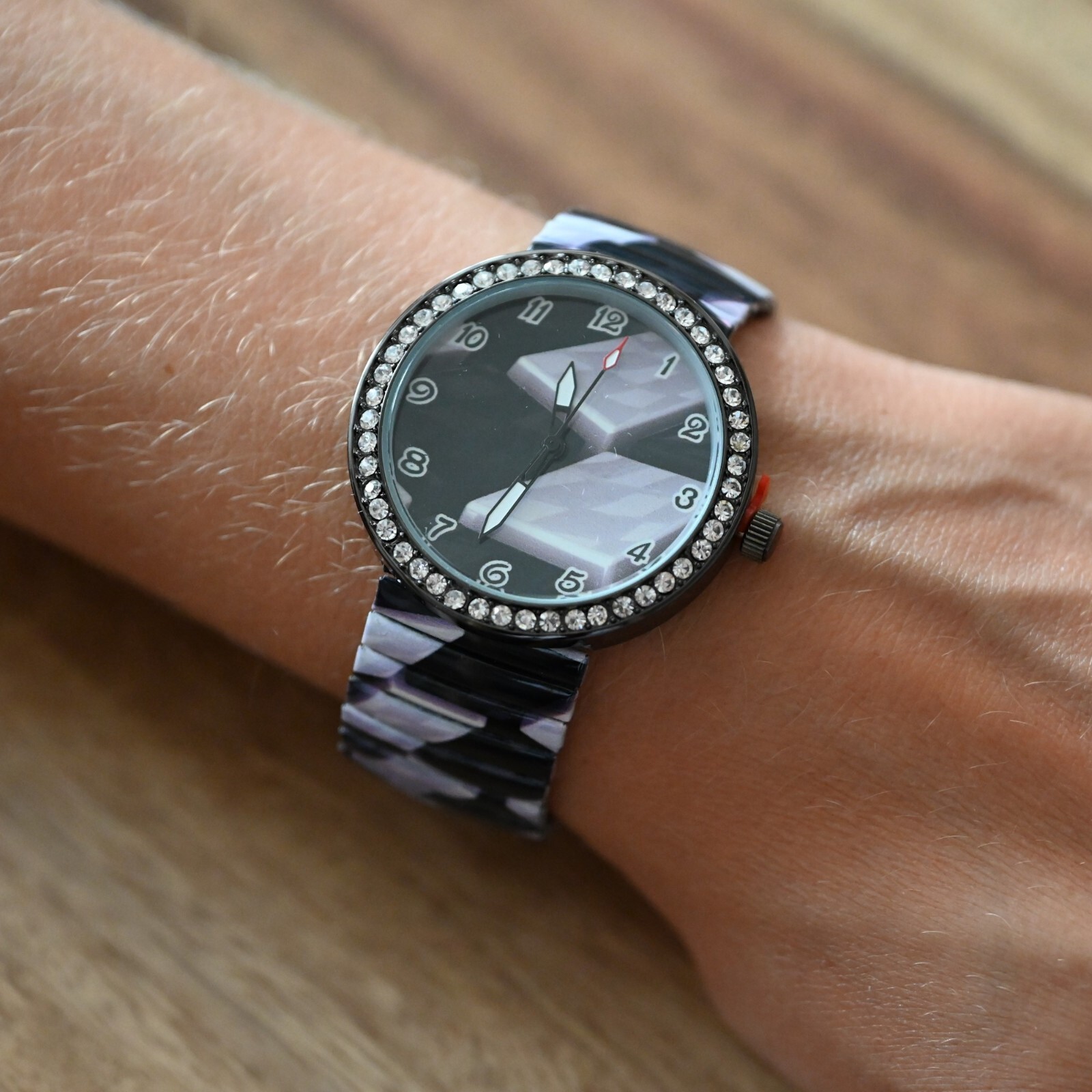 Montre Ernest motif noir et blanc légère et lisible pour le quotidien