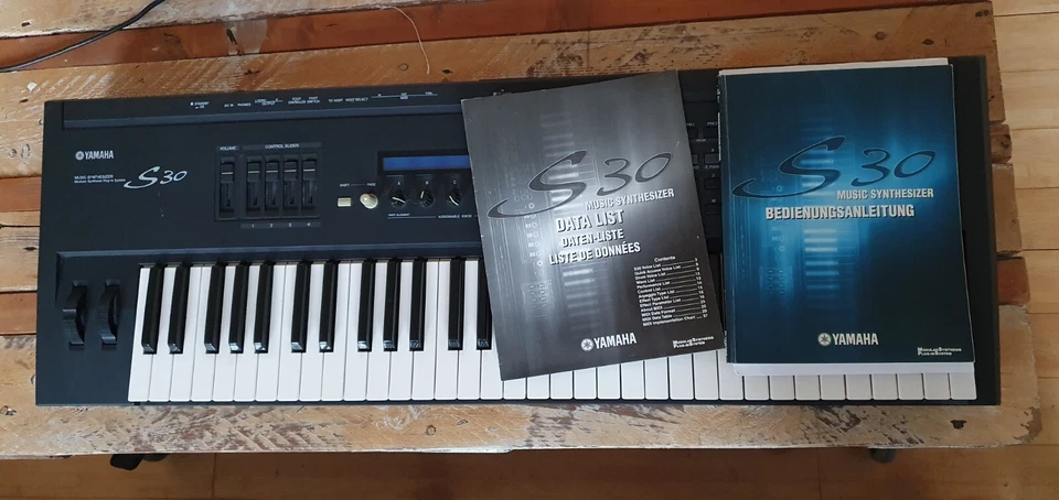 Yamaha S30 Synthesizer - Bild 2 von 3