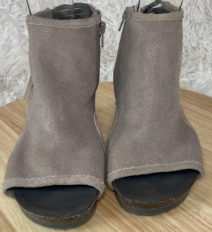 OTBT  Stone/Taupe Leather Free Spirit Heeled Tassel Sandals Women’s Size 7M - Image 2 of 4