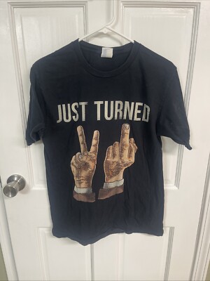 Just Turned 21st T-Shirt Medium Middle Finger And Peace Sign Birthday Gag Gift