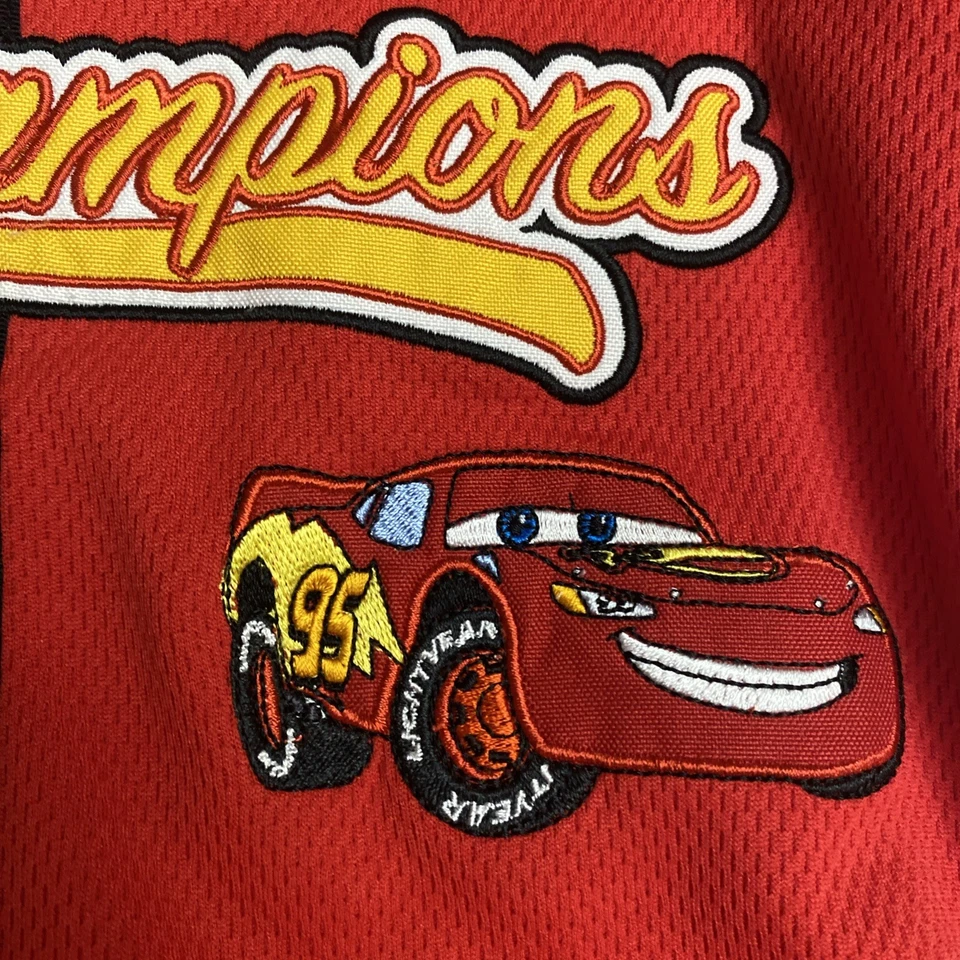 Camiseta de Colección Disney Lightening McQueen Bordada Copa Pistón Campeonato Talla S Foto 2 de 4