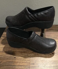 Womans Safe T Step Brown With Tooled Faux Leather Wedge Clogs US 10 NWOT