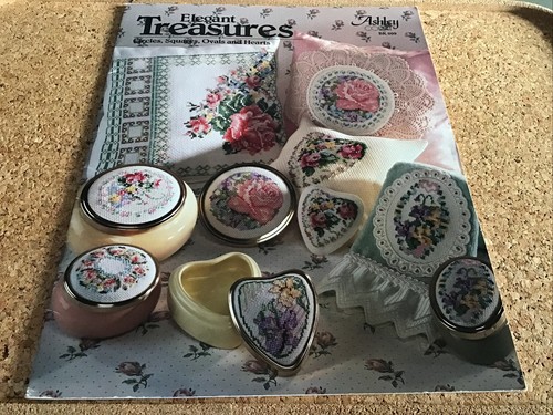 1992 Ashley Court Bk 009 ELEGANT TREASURES Kreuzstichmuster Faltblatt - Blumen - Bild 1 von 5