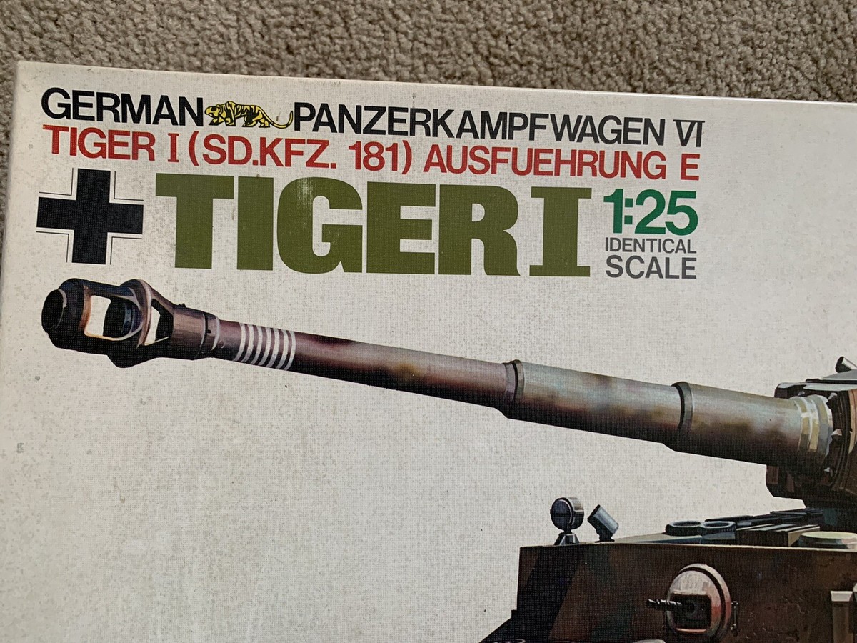 Tamiya WWII 1/25 German Tiger Tank Panzerkampfwagen VI Model Kit