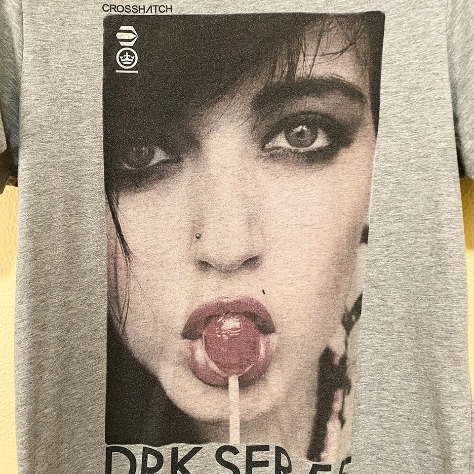 Crosshatch Dark Series T-Shirt 00-0055 - Taglia L - Stampa con Emo Scene Girl Foto 2 de 4