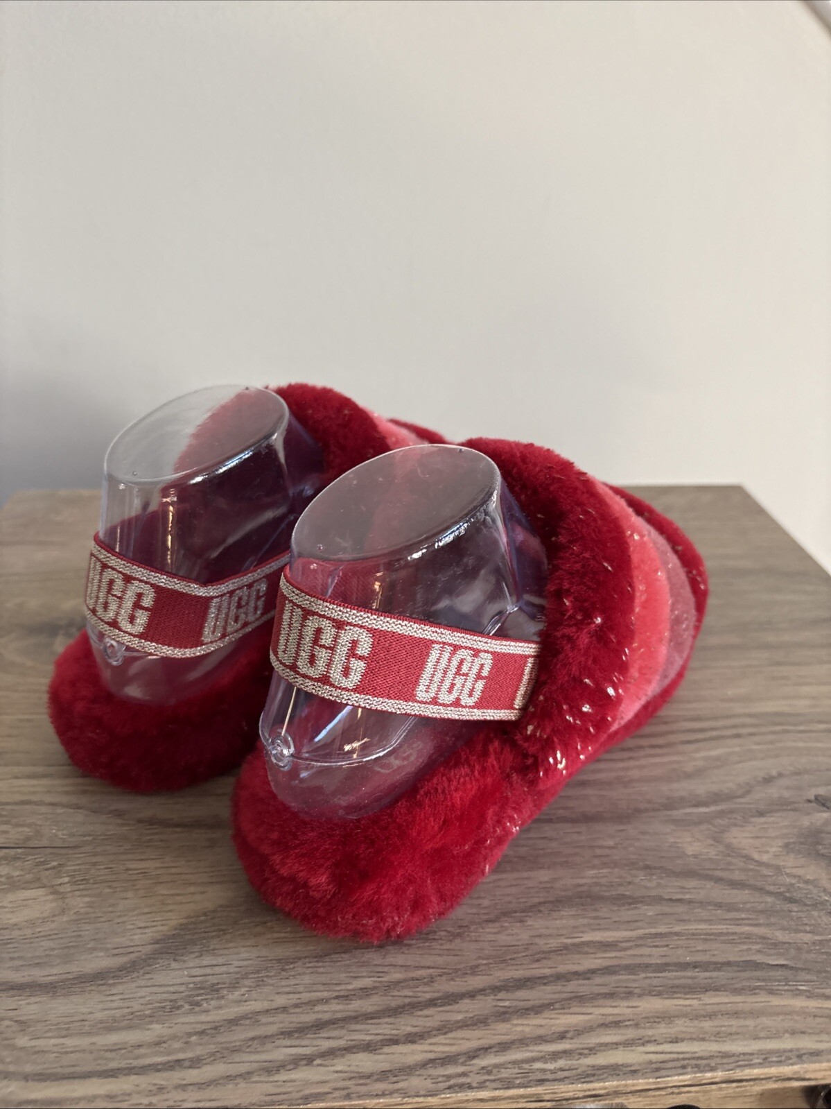 PANTOFOLA D’ORO Sandali Ugg rossi soffici ciabatte slide accento oro metallizzato ragazze taglia US 4. EU 36