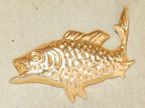 Un Pin'S Pesce Carpa Salmone Trota Metallo Sottile Dorato 30 Mm X 20 Mm