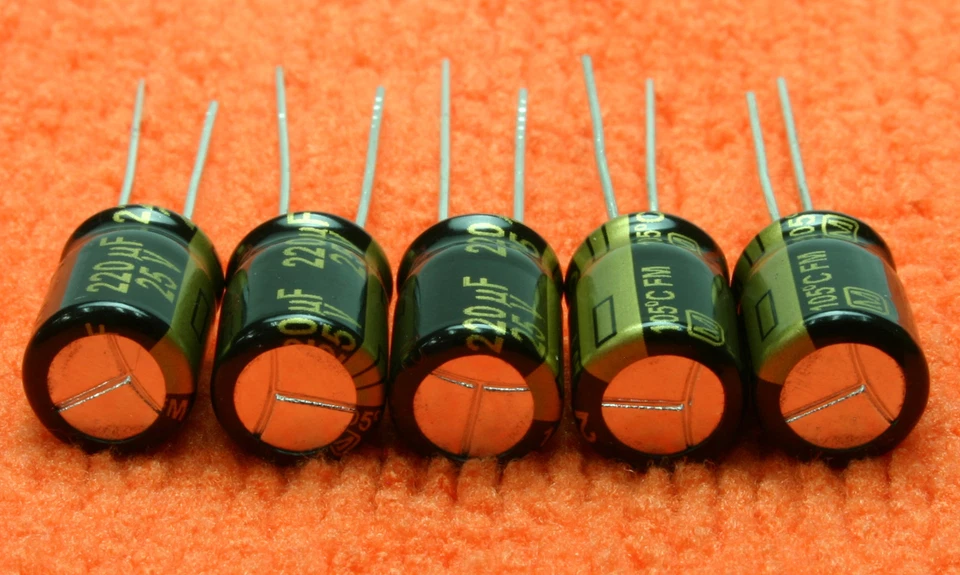5x Condensador electrolítico Panasonic FM 220uF 25V Low-ESR. NUEVO, EE. UU. Vendedor Foto 2 de 4