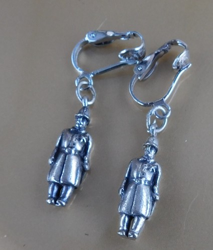Vintage Old Time COP on the beat Policeman Officer Figure Clip Dangle Earrings - Afbeelding 5 van 8