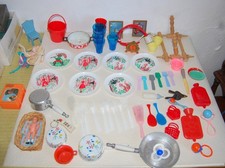 BON ÉTAT .IMPORTANT LOT DE PETITS OBJETS DE POUPÉE.ANNÉES 60