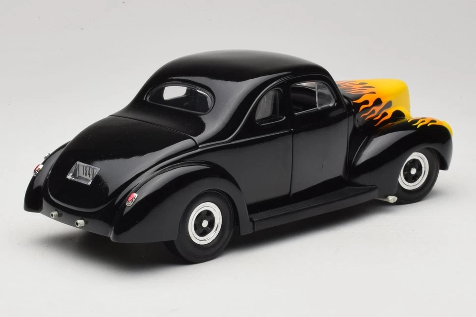 6002 Ford Deluxe Hot Rod Black Universal Hobbies 1:18 - Immagine 3 di 4