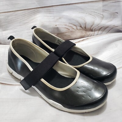 womens nike shoes with black soles