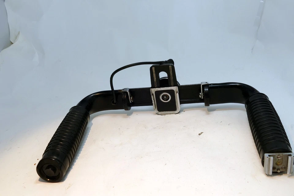 Hasselblad 46132 Double Dual Handgrip for 500 EL and EL/M Flash Bracket Shutter - Image 3 of 4