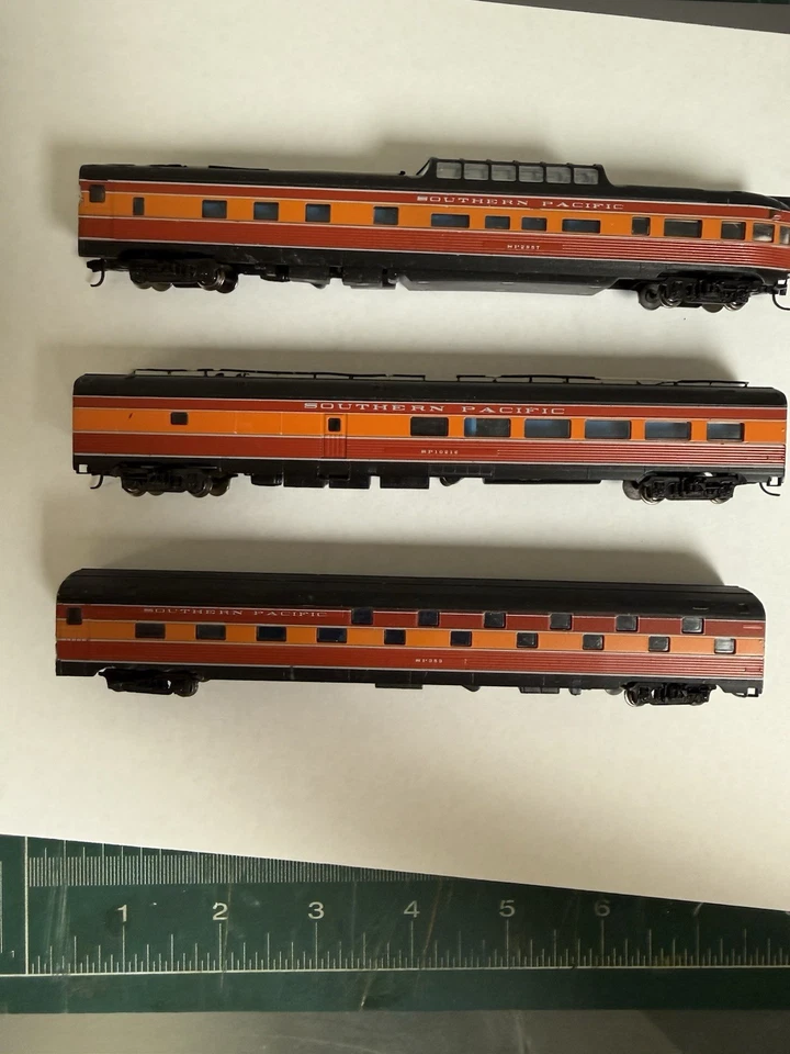 N Scale Con Cor Southern Pacific  Daylight 3 Car Set With Micro Trains Couplers - Image 2 of 4