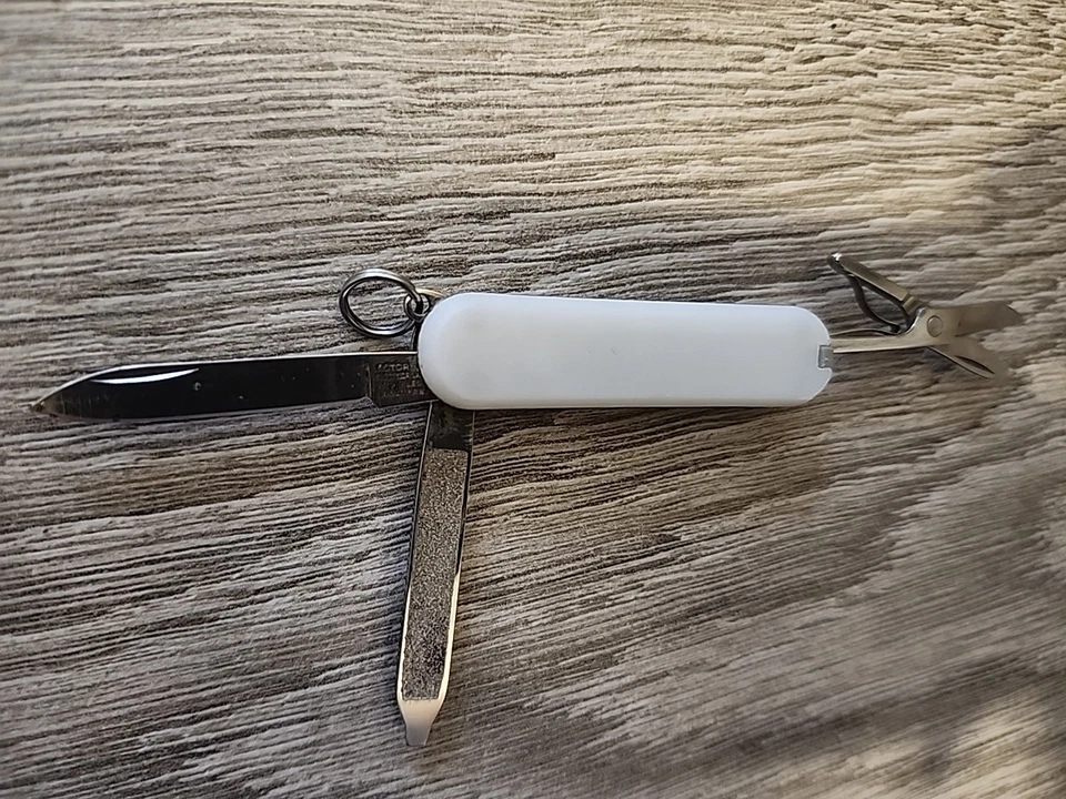 Victorinox Classic SD 58mm Swiss Army Knife - White, Luminous, Used, Good Cond — 第 3/4 张图片
