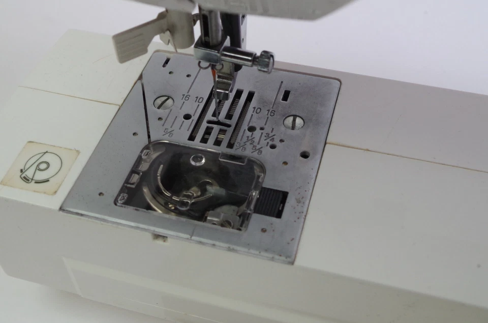 Singer 7470 Computerized Sewing Machine Powers On Read Description NO PEDAL - Image 3 of 4