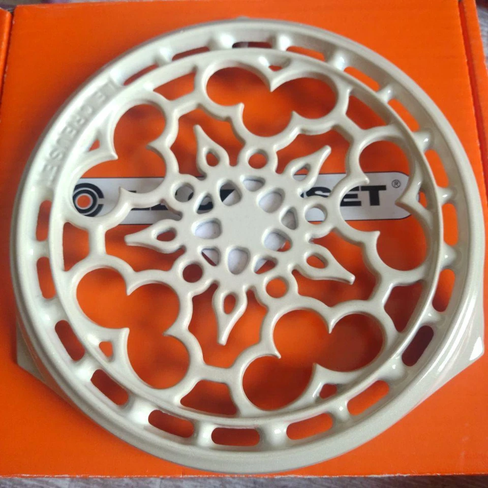 Vajilla de fundición Le Creuset redonda trivet merengue duna 21 cm Foto 4 de 4