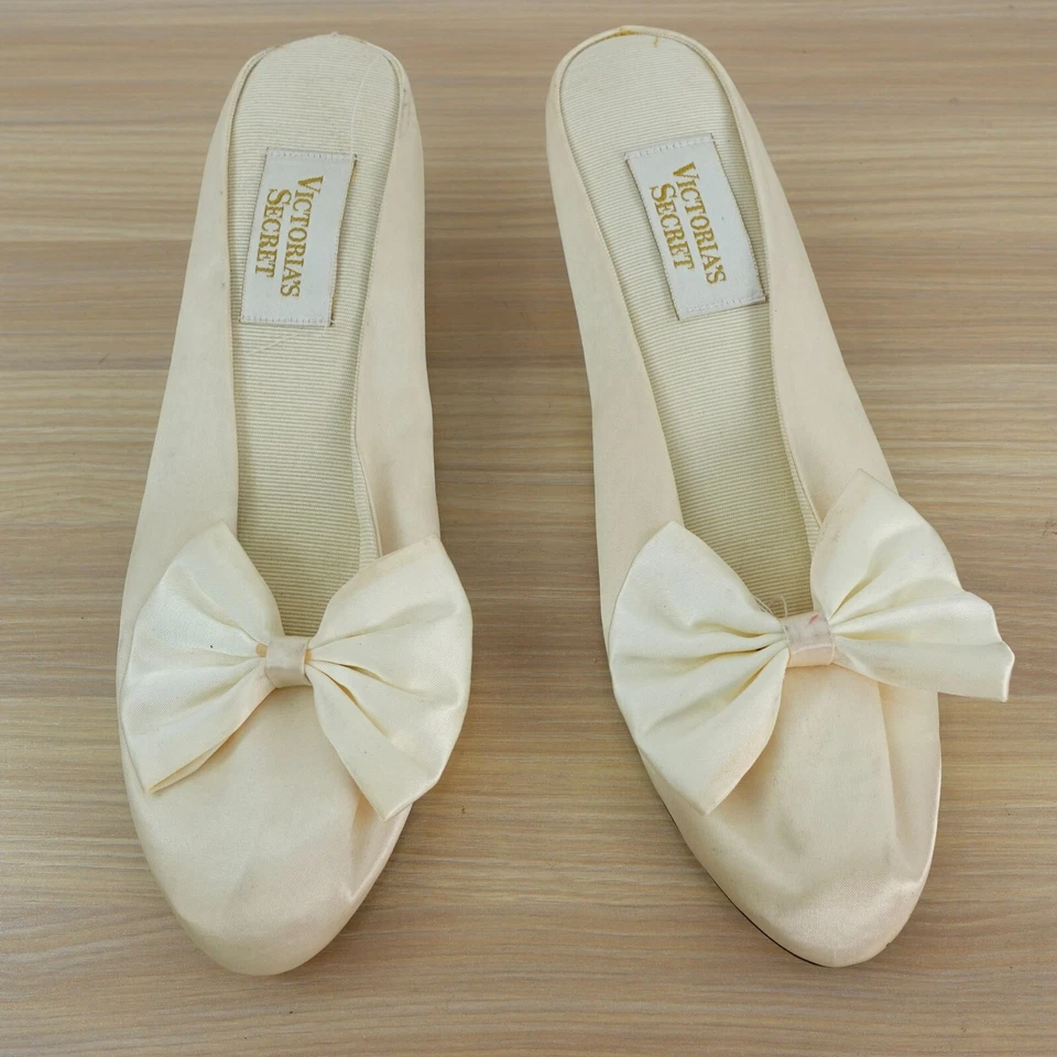 Sandalias sin cordones Victoria Secret vintage 6 crema satinado lazo tobogán ropa para dormir interior Foto 3 de 4