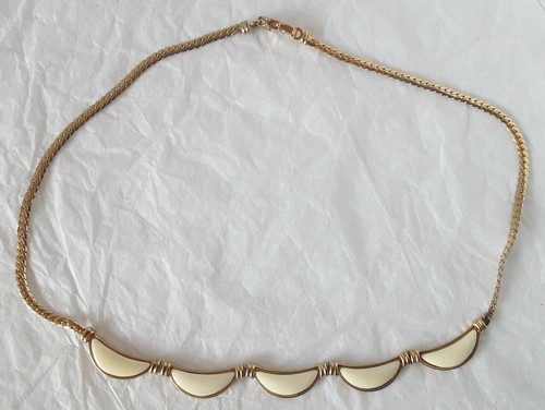 Collier Vintage Couleur Or Avec Filigrane Et Cabochon Orange Central - Pièce 336