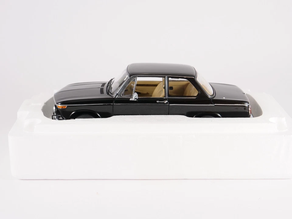 Autoart 1/18 70603 BMW 2002 Negro - Imagen 4 de 4