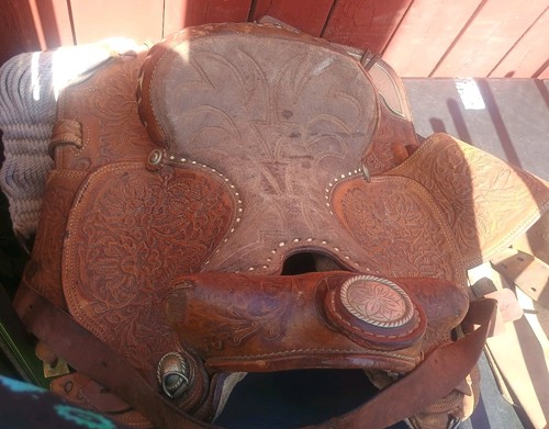 leather Western saddle  ( Read description Accurate Size Unknown Selling As Is)