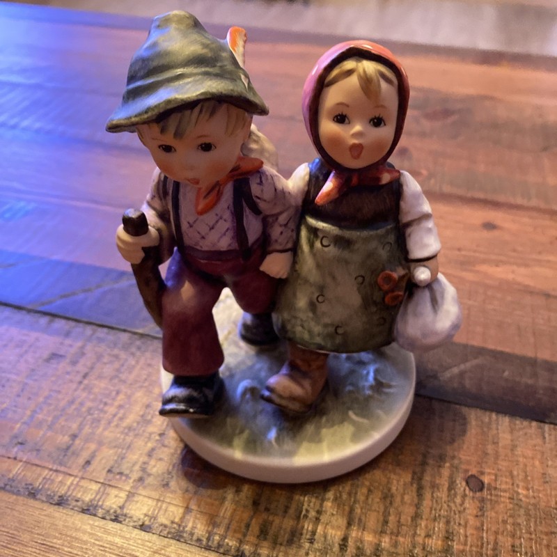 Goebel Hummel Figurine "Going Home" #383 1972 5 1/4" 