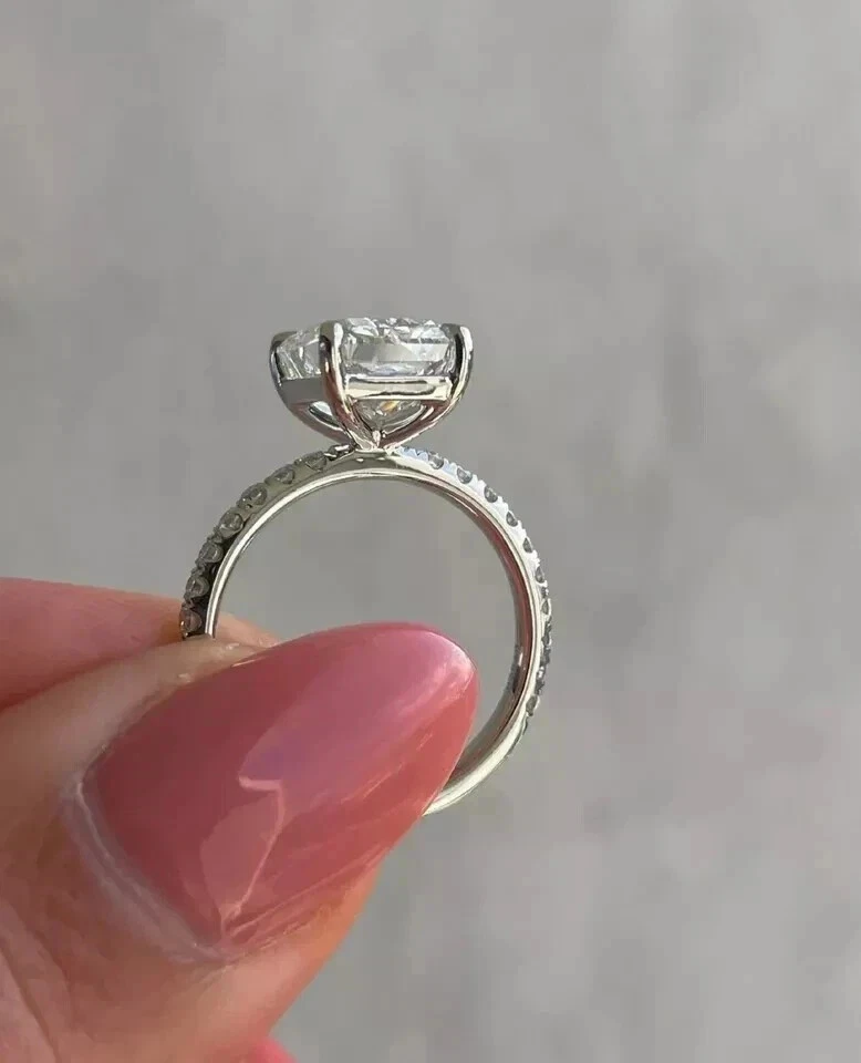 Anillo solitario de boda de diamantes simulados con esmeralda de 2 quilates enchapado en oro blanco de 14 k Foto 3 de 4