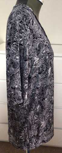 M&S Woman Ladies Navy & White Floral T-Shirt Top Size 14 Pin-tucks Short Sleeve - Picture 5 of 12