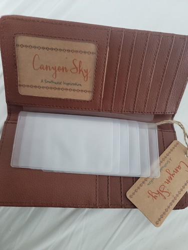 Cartera Canyon Sky NUEVA CON ETIQUETAS Doble Plegable Cuero Sintético Cruz Cuero Tooled - Imagen 3 de 6