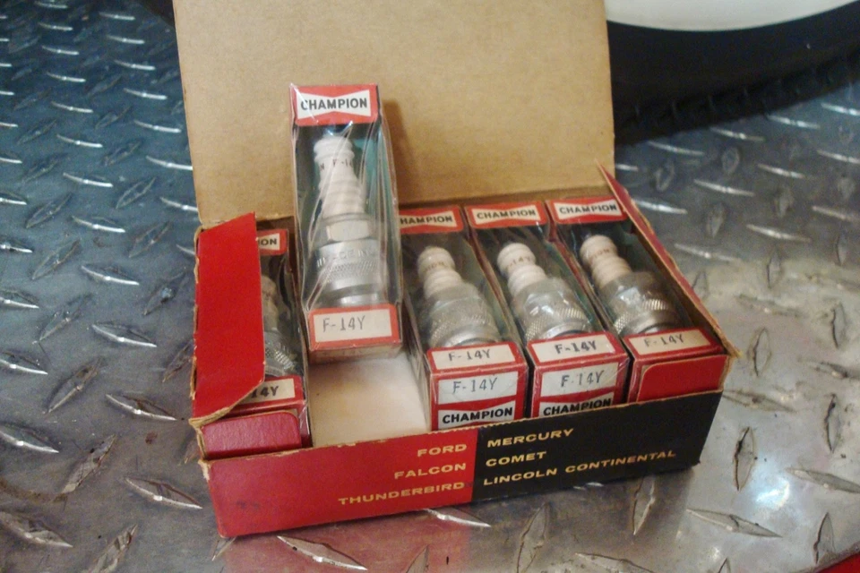 Nuevo de Lote Antiguo Juego de 10 Bujías Champion F-14Y Ford Falcon Thunderbird Lincoln Comet Foto 2 de 4