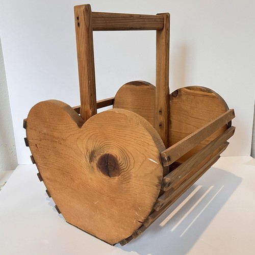 Großer Holz Herz Lattenkorb mit Henkel Cottagecore Zeitschriften Blumen - Bild 4 von 9