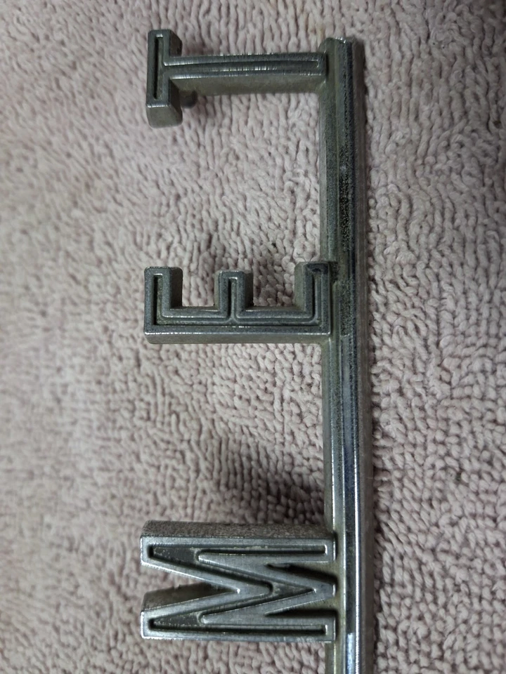 Mercury Comet 1966/67 emblema usado en parrilla Foto 2 de 4