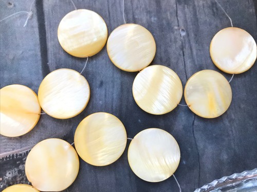 12 Mother of Pearl MOP Shell Circle Disc Beads Charms 20mm Yellow Jewellery - Picture 2 of 11