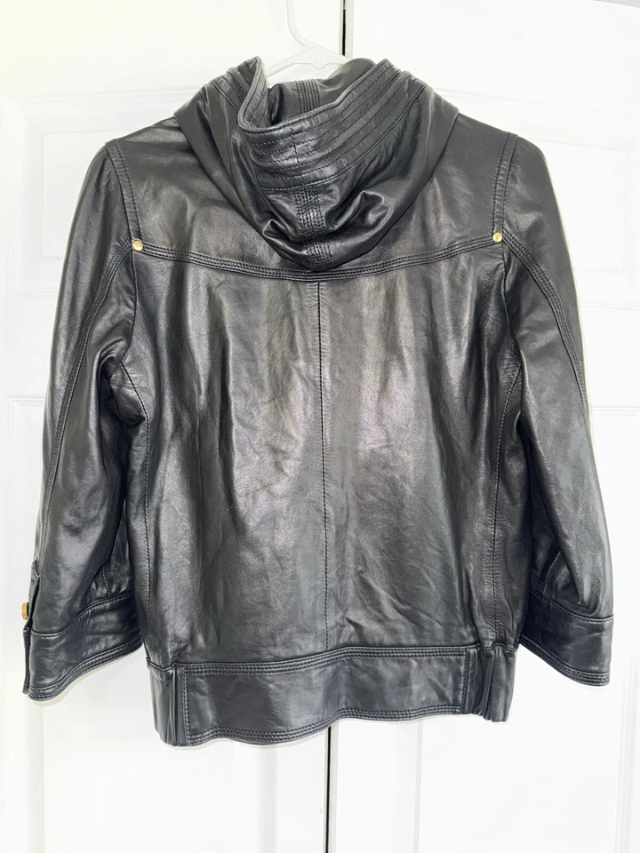 Chaqueta Juicy Couture para mujer negra de imitación de cuero talla M con capucha detalles dorados Foto 3 de 4