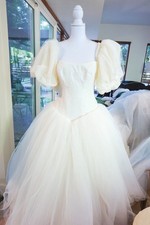 Vera Wang White, Size 8. Ivory, Ball Gown, wo...