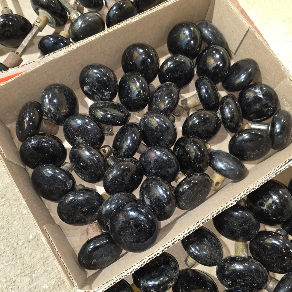 Antiguo lote de 84 perillas y husillos de puerta de metal latón porcelana negro mezcla Foto 4 de 4