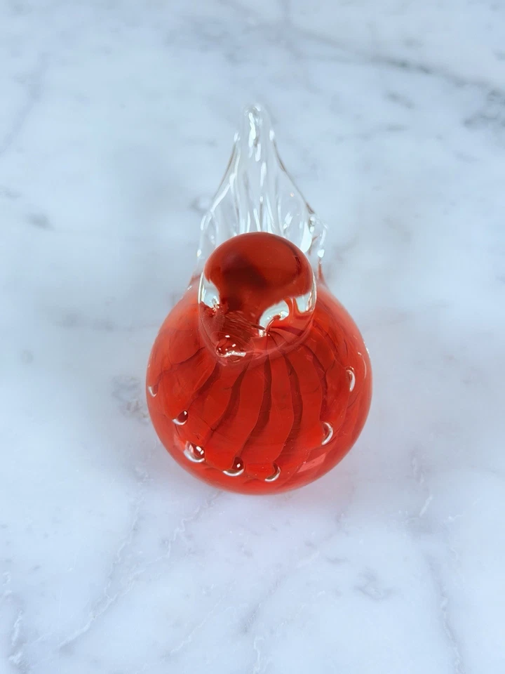 Pisapapeles Joe St. Clair Rubí Arte Vidrio Pájaro Base en Relieve Estatuilla de 4,5 Pulgadas Foto 3 de 4