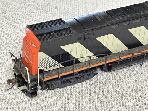 Atlas/Kato HO C424 Canadian National #3205 (Stripes) - Picture 8 of 15
