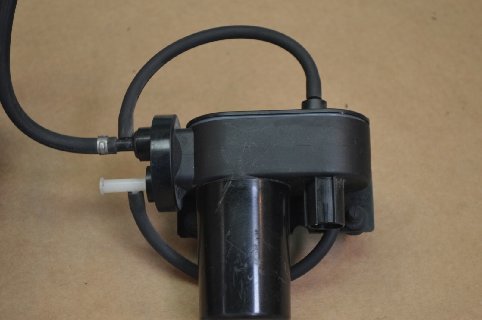 2009 ASTON MARTIN VANTAGE V8 ENGINE VACUUM AIR PUMP WITH RESERVOIR 4C342A451B